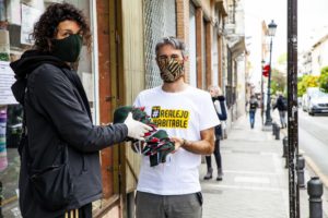Nos ha tocado parar y cuidarnos pero ¿quién cuida de los más vulnerables? 1 Voluntarios del grupo de apoyo de El Realejo MARTA GONZÁLEZ